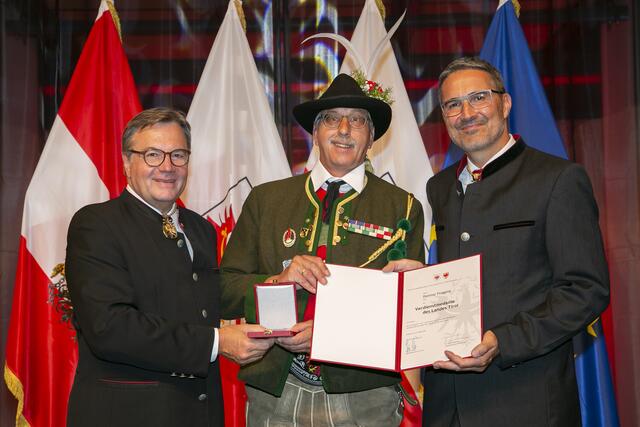 Verdienste um das Tiroler Schützenwesen: Dietmar Pingerra aus Zams mit LH Platter (li.) und LH Kompatscher (re.). | Foto: Land Tirol/Die Fotografen