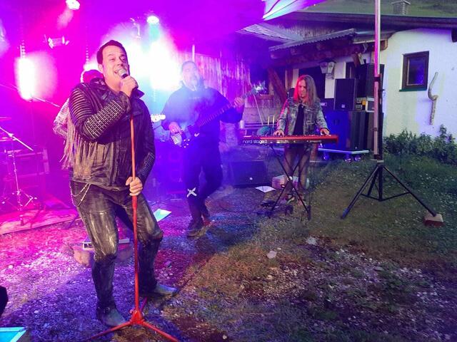Musiker Gregor Glanz überraschte Birgit Runggaldier mit einem kleinen Geburtstagsständchen. | Foto: Privat