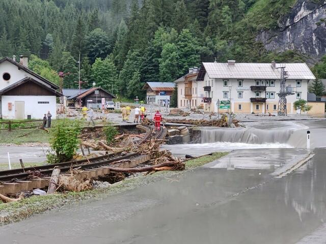 Die Aufräumarbeiten und die notwendigen Sicherungsmaßnahmen im Bereich des Bahnhof Krimml werden einige Zeit dauern. Wald im Pinzgau ist nur eingeschränkt passierbar. | Foto: Landes-Medienzentrum