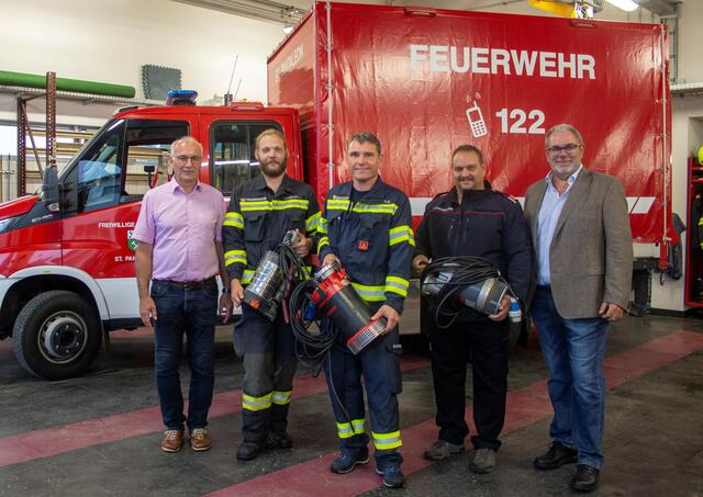 ÖVP St. Pantaleon spendet Wahlkampfbudget (v. l): Bürgermeister Valentin David, Lukas Sommerauer, Christian Schneider, Gerhard Hörtlackner und ÖVP-Parteiobmann Walter Pohl. | Foto: privat