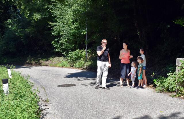 Vizebürgermeister Klaus Hagenauer (l.) mit einer Jungfamilie am Mühlenweg. | Foto: FridaH