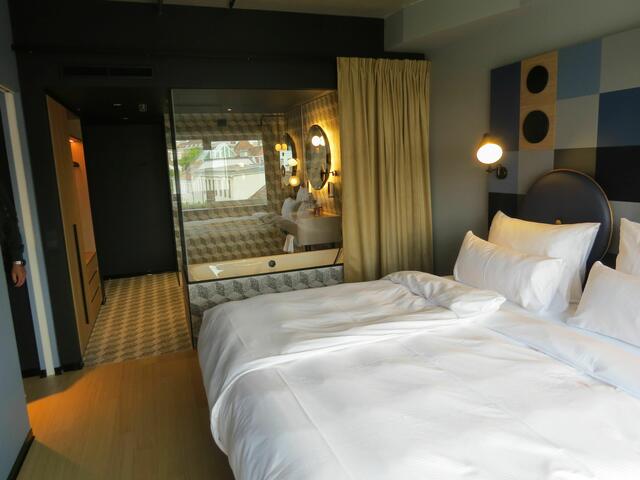 Die Hotelzimmer überzeugen mit Großzügigkeit, Spezial-Plattenspieler und viel Komfort.