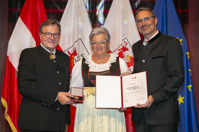 Verdienste um die Landwirtschaft: Claudia Jehle aus Mathon mit LH Platter (li.) und LH Kompatscher (re.).  | Foto: Land Tirol/Die Fotografen