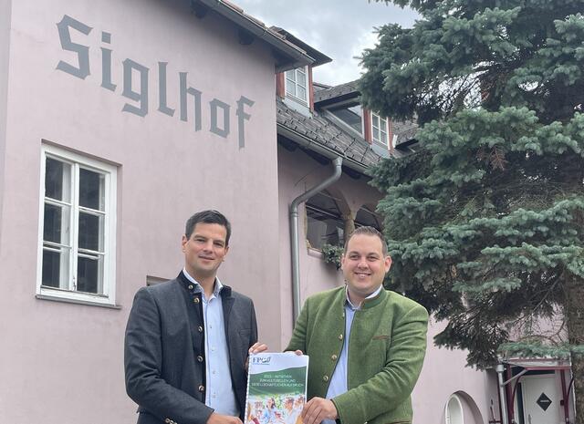 FPÖ-Bezirksparteiobmann und Nationalratsabgeordneter Hannes Amesbauer und Langenwangs Vizebürgermeister Philipp Könighofer vor dem Siglhof in Langenwang. | Foto: Koidl