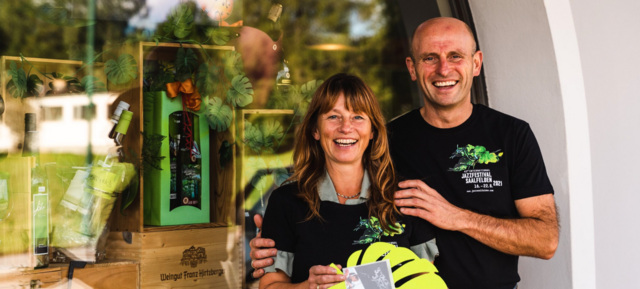 So sehen glückliche Schaufenster-Sieger aus: Heide und Georg Fürstauer vom Weinkistl Saalfelden | Foto: Michael Geißler (Foto zugeschnitten)