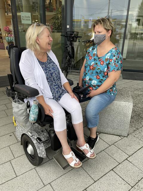 Monika Schmerold mit ihrer persönlichen Assistenz im Gespräch. Beide verbindet ein Vertrauensverhältnis. Da man den persönlichen Assistenten sehr nah an sich heran lässt, sei es wichtig, dass die Chemie stimmt.