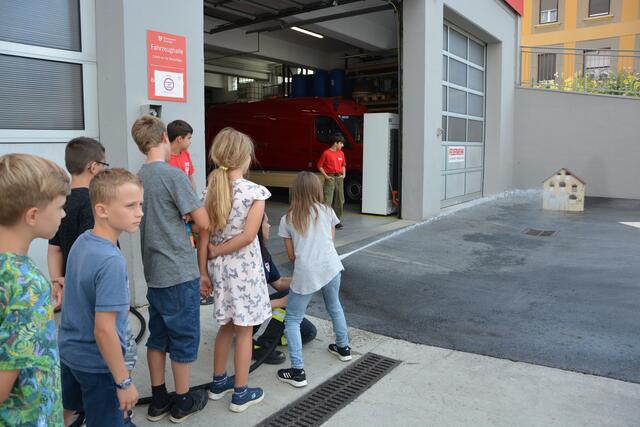 Brand aus: beim Feuerlöschen waren die Kinder flott unterwegs.