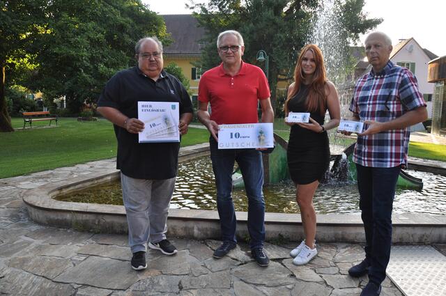 Gemeindekassier Michael Nebel, Vizebgm. Günter Steinbauer, Claudia Pommer und Bgm. Bernd Hermann (v.l.) stellen den neuen Frauentaler-Gutschein vor. Ab 1. September kann er bei den Betrieben in der marktgemeinde Frauental. eingelöst werden. | Foto: Josef Strohmeier
