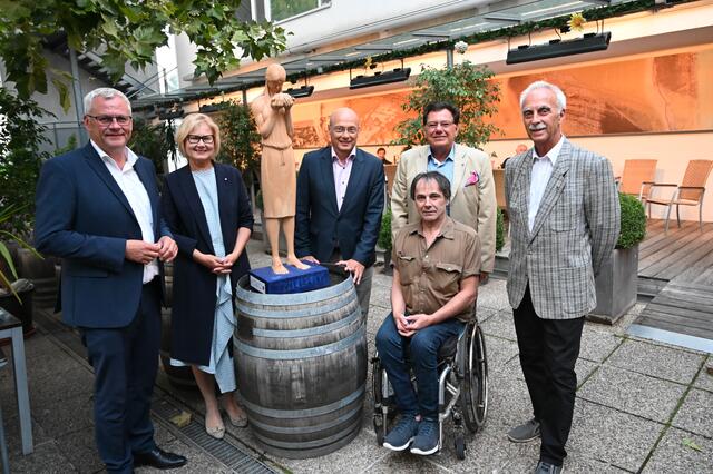 vlnr: Bgm. Thomas Steiner, Eva Maltrovsky, Thomas Mersich, Gerhard Gangl (alle Rotary Club Eisenstadt), Bildhauer Rudi Pinter, Helmuth Koch (Lions Club Eisenstadt).