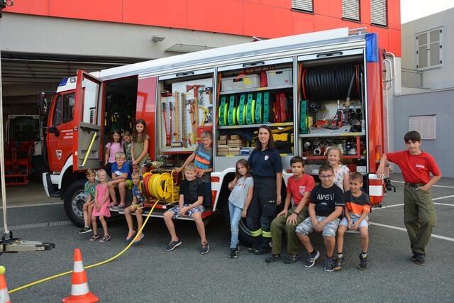 Einmal Probesitzen bitte: die teilnehmenden Kinder der der Ferienpassaktion überzeugten sich von der Ausstattung des Tanklöschfahrzeuges der Stadtfeuerwehr Fürstenfeld.
