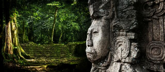 Die Sonderschau „MAYA“ zeigt Jadeschmuckstücke, kunstvolle Keramiken, monumentale Steinstelen und Ritualgefäße aus einem Zeitraum von 850 v. bis 1525 n. Chr. | Foto: Alpkhan Photography/Shutterstock.com, THPStock/Shutterstock.com