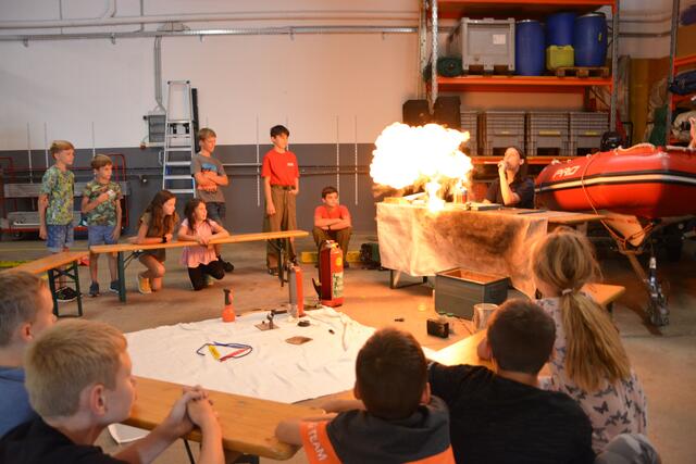 Experimentierstation: Für Staunen sorgte die simulierte Staubexplosion von Löschmeister Marlene Hödl.