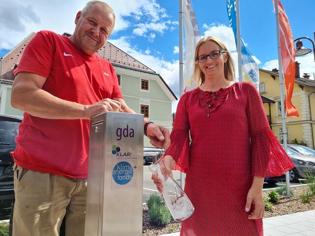 Bauhofleiter Josef Gratzer und Bürgermeisterin Manuela Zebenholzer konnten sich als Erste erfrischen | Foto: Gemeinde Hollenstein