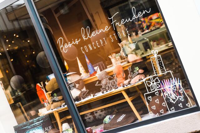 Platz 2: Das Schaufenster von "Resis kleine Freuden" mit kreativem Selbstgebasteltem, Bildern und Jazz-Textilien. | Foto: Michael Geißler