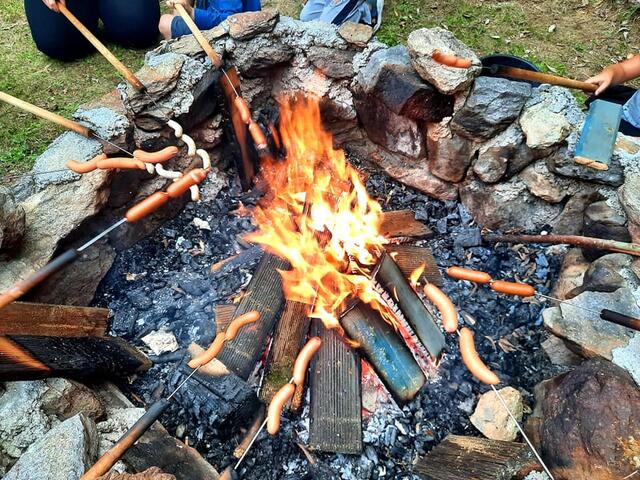 Ein Lagerfeuer gehört zu einem Feriencamp natürlich dazu. | Foto: KK