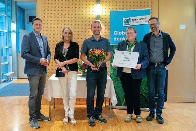 Landesrat Stefan Kaineder bei der Preisübergabe mit Anita Wiesinger, Gudrun Bumberger und Norbert Rainer aus Meggenhofen. | Foto: Land OÖ/Sabrina Liedl