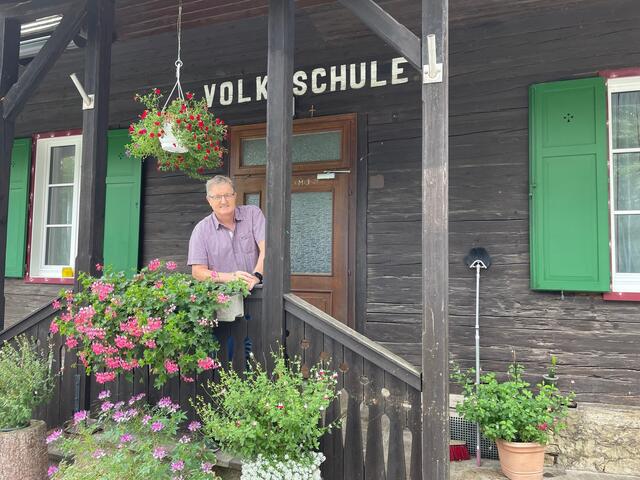 Bgm. Josef Waltl beim Schulstüberl, dem Café in der ehemaligen Volksschule in St. Katharina in der Wiel | Foto: Susanne Veronik