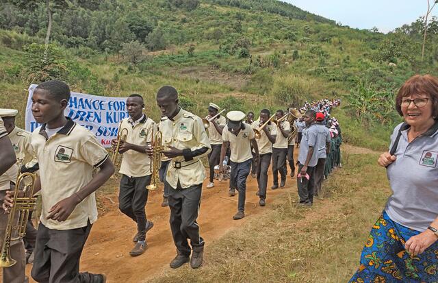 Die Brassband "A chance for children" in Uganda bekam eine neue Trompete. | Foto: Hans Ziller