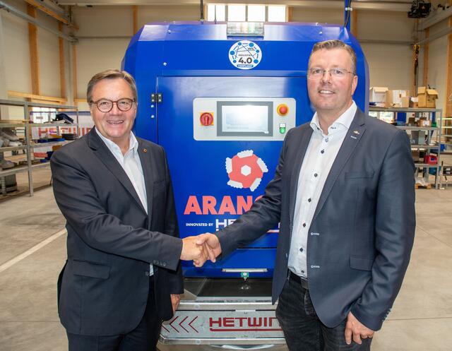 Landeshauptmann Günther Platter bedankte sich für die Führung und beglückwünschte Geschäftsführer Josef Hetzenauer mit seinen Mitarbeitern zum Unternehmen. 
 | Foto: edinger.cc