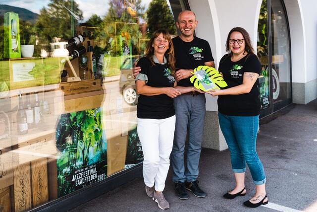 Gewinnerfoto: Heide und Georg Fürstauer vom Weinkistl Saalfelden mit Andrea Neumayr vom Jazzfestival Saalfelden | Foto: Michael Geißler
