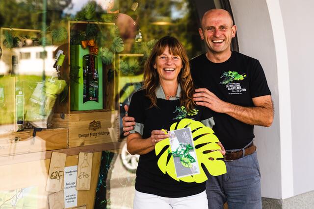 So sehen glückliche Schaufenster-Sieger aus: Heide und Georg Fürstauer vom Weinkistl Saalfelden | Foto: Michael Geißler