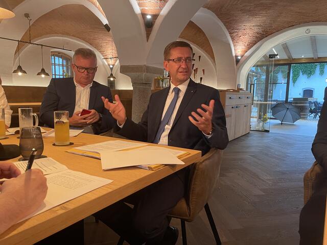 Wirtschafts- und Tourismus-Landesrat Markus Achleitner bei der Pressekonferenz in der Kammer5 in Ort. | Foto: Nagl/BRS