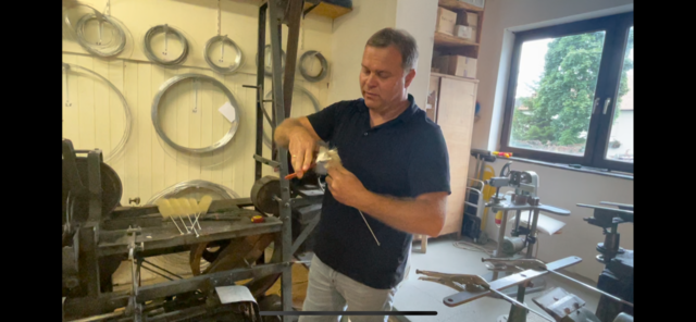 Gerald Eckhardt führte vor wie eine Flaschenbürste entsteht. | Foto: dpi