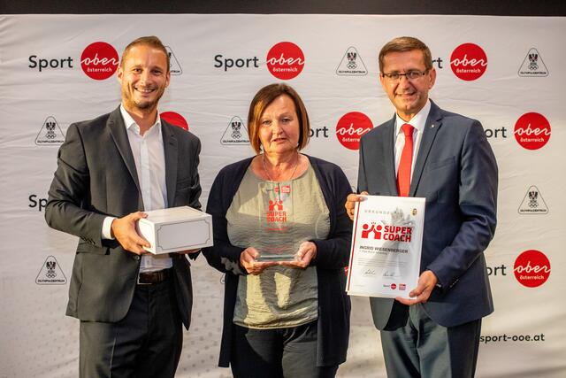Ingrid Wiesenberger (SU Brunnenthal, Turnen) wurde Supercoach im Bezirk Schärding. Am Foto mit Landesrat Markus Achleitner (re.) und Thomas Kramesberger (Stv. Chefredakteur BezirksRundschau). | Foto: BRS/Pils