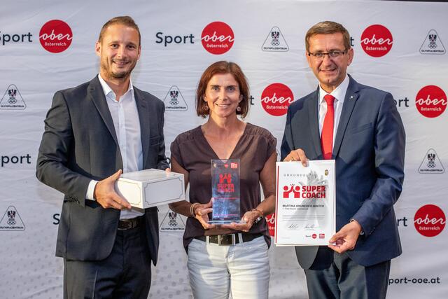 Martina Bruneder-Winter (LCAV Jodl Packaging, Leichtathletik) wurde Supercoach im Bezirk Vöcklabruck. Am Foto mit Landesrat Markus Achleitner (re.) und Thomas Kramesberger (Stv. Chefredakteur BezirksRundschau). | Foto: BRS/Pils