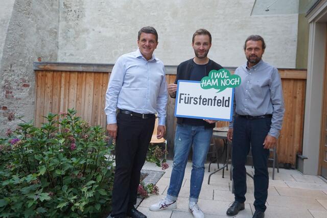 Bürgermeister Franz Jost, Tourismusverbandsvorsitzender Markus Jahn und Josh. vor Konzertbeginn.