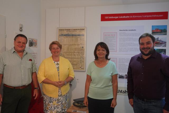 Von links: Der Bürgermeister von Bürmoos Fritz Kralik, die Bürgermeisterin von Lamprechtshausen Andrea Pabinger, die Museumsleiterin des Bürmooser Torf-Glas-Ziegel-Museums Jutta Ramböck und Philipp Blüthl, der Leiter der Betriebsführung der Lokalbahn bei der Ausstellung „125 Jahre Salzburger Lokalbahn". | Foto: Emanuel Hasenauer