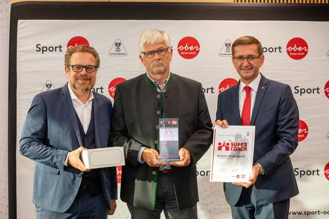 Rudolf Pendlmayr (TSU Wartberg, Behindertensport) wurde Supercoach im Bezirk Freistadt. Am Foto mit Landesrat Markus Achleitner (re.) und BezirksRundschau-Geschäftsführer Thomas Reiter. | Foto: BRS/Pils