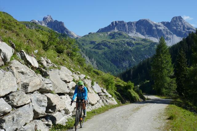 Bald heißt es absitzen - kurz vor der Zauneralm. Im Hintergrund Faulkogel und Mosermandl.  | Foto: Thomas Neuhold