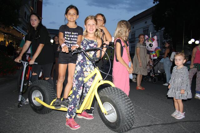 Tolles Gefährt: Sophie, Norah, Nicola und Stella  | Foto: RMK