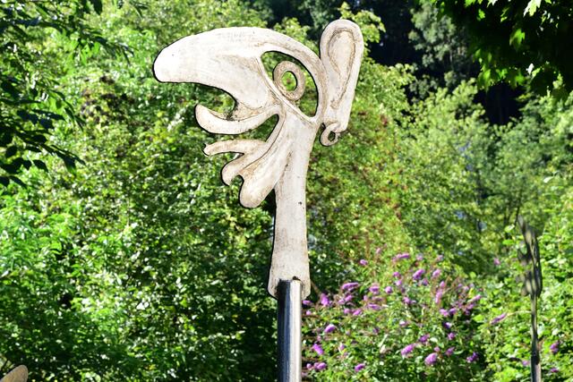 Eine der sieben Stangenskulpturen der Kunstinstallation "Kommunikation am Wasser" von Miguel Horn bei der Bezirkshauptmannschaft in Amstetten.
