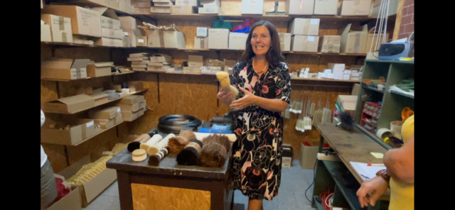 Bei der Führung erklärte die Bürstenmacherin die unterschiedlichen Materialien die bei der Bürstenerzeugung zum Einsatz kommen. | Foto: dpi