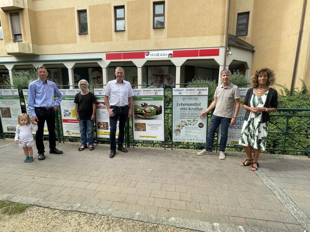Christoph Doppelreiter (mit Tochter), Willi Heuegger, Johann König, Gerhard Ziegler und Irmgard Prassl (v.l.n.r.) präsentierten die neue Plakatstrasse zum Thema "Lebensmittel Verschwendung" in Weiz. | Foto: Hofmüller