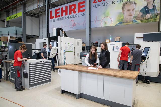 Highlight für die Lehrlinge bei Hargassner ist ganz neu der gratis B-Führerschein, als Belohnung für außergewöhnliche Leistungen.  | Foto: Foto: Hargassner