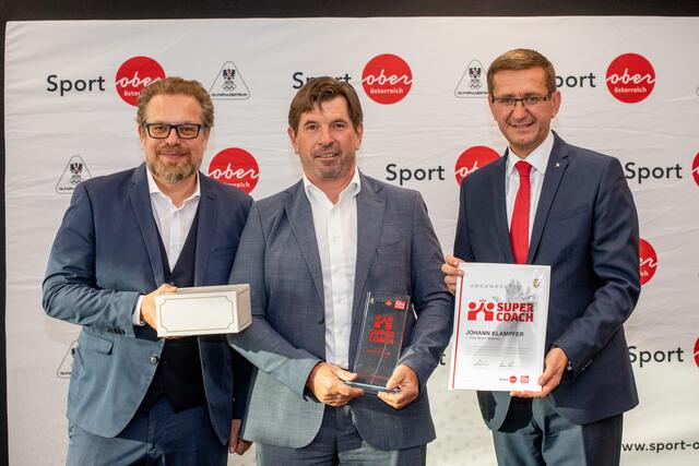 Johann Klampfer (Union Lochen, Gewichtheben) wurde Supercoach im Bezirk Braunau. Am Foto mit Landesrat Markus Achleitner (re.) und BezirksRundschau-Geschäftsführer Thomas Reiter.  | Foto: BRS/Pils