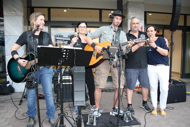Die Band Why Cry Johnny unterhielt vorm Juice Lucy.  Diana Brandner-Kalt, Christian Kalt  | Foto: RMK