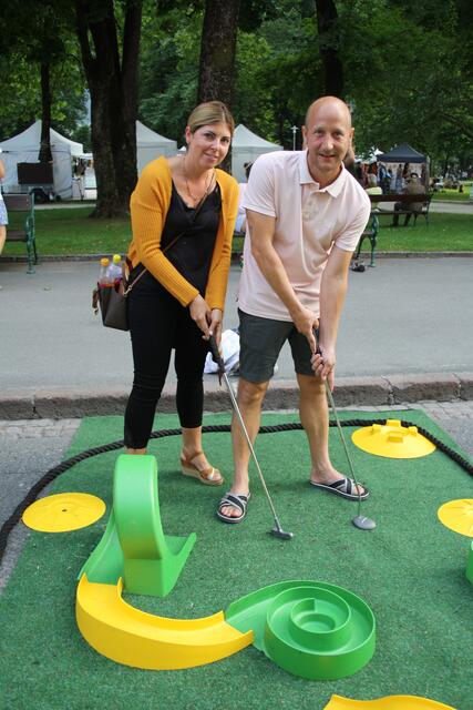 Nina und Andi versuchten sich beim Minigolfen... | Foto: RMK