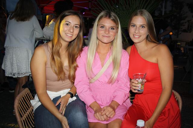 Strahlten: Martina, Elena und Lisa feierten mit....  | Foto: RMK