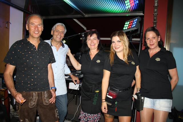 Im Cafe Moca: Familie Hössl mit Musiker Ernst Jeschke und Mitarbeiterin Simone. | Foto: RMK