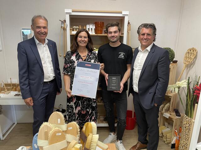 WK-Präsident Peter Nemeth überreichte Bürstenmacherin Melanie Eckhardt eine Urkunde zum Jubiläum. | Foto: WKBGLD