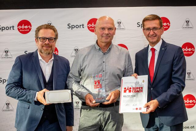 Walter Pohn (Faustballverein Kirchdorf) wurde Supercoach im Bezirk Kirchdorf. Am Foto mit Landesrat Markus Achleitner (re.) und BezirksRundschau-Geschäftsführer Thomas Reiter.  | Foto: BRS/Pils