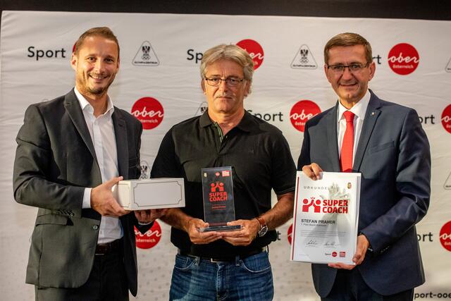 Stefan Praher (UZJM, Judo) wurde Supercoach im Bezirk Rohrbach. Am Foto mit Landesrat Markus Achleitner (re.) und Thomas Kramesberger (Stv. Chefredakteur BezirksRundschau). | Foto: BRS/Pils