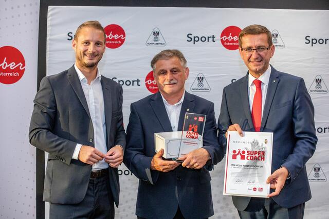 Wilhelm Reizelsdorfer (Judo Multikraft Wels) wurde Supercoach in den Bezirken Wels und Wels-Land und gleichzeitig zum Landes-Sieger geehrt. Am Foto mit Landesrat Markus Achleitner (re.) und Thomas Kramesberger (Stv. Chefredakteur BezirksRundschau). | Foto: BRS/Pils