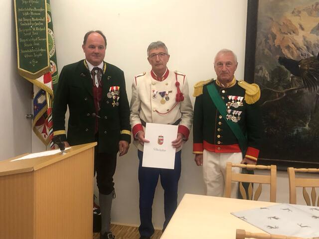 Schützen-Landeskommandanten Josef Braunwieser, der scheidene Kassier Andreas Kremser, Schützen-Bezirkskommandant Albert Planitzer. | Foto: Gerhard Angermann