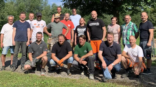 Die Gemeinderäte von Lambrechten trafen sich einen Tag lang, um bei der Neugestaltung des Generationenparks mit anzupacken. | Foto: Gemeinde Lambrechten