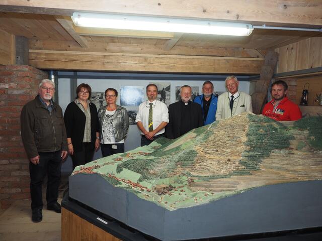 Die Museumsleiter der Stadt Eisenerz: Herbert Krump, Edith Krapf, Malgorzata Koch-Basic, Friedrich Schwaiger, Pfarrer Anton Reinprecht, Hermann Buder, Gerhard Niederhofer, Franz Ritzinger (v.l.) | Foto: Gaube